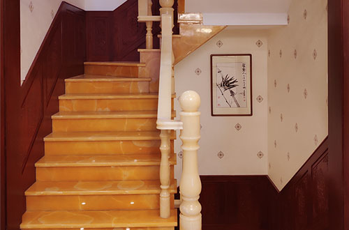 贡井中式别墅室内汉白玉石楼梯的定制安装装饰效果